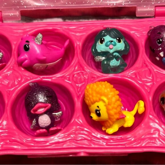 Hatchimals Pink Egg Carton case w/figures - Picture 5 of 7